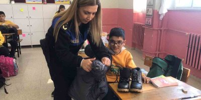 Adana’da polis ilkokul öğrencilerine mont ve bot dağıttı
