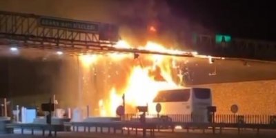 Beton bariyere çarpan yolcu otobüsü alev topuna döndü