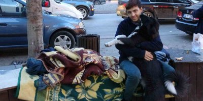 Evsiz gencin en iyi arkadaşı sokak hayvanları oldu