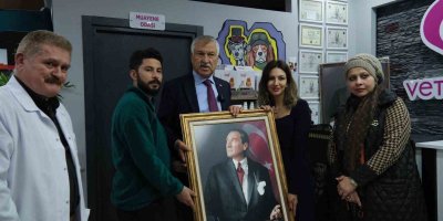 Belediye Başkanı Karalar, Atatürk’e hakaret edilen veteriner kliniğini ziyaret ederek, “yalnız değilsiniz” mesajı verdi