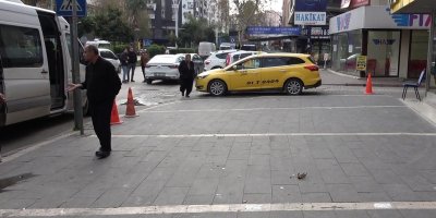 Kız kardeşini sokak ortasında dövdü