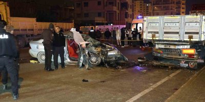 Otomobil park halindeki dorseye çarpıp hurdaya döndü: 2 ölü