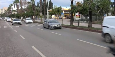 Yolun karşısına geçmeye çalışırken 2 otomobilin altında kalıp hayatını kaybetti