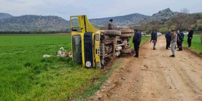 Taş yüklü kamyon devrildi