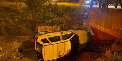 Otomobil sulama kanalına düştü, sürücü yara almadan kurtuldu
