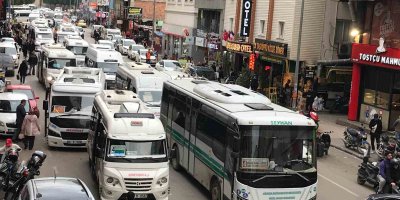 Adana’da taşıt sayısı arttı, korna sesi çileye döndü