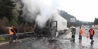 Adana’da otoyolunda mandalina yüklü tırda yangın