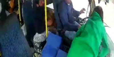 Karsan marka minibüs ile Tofaş marka otomobilin çarpışması kamerada