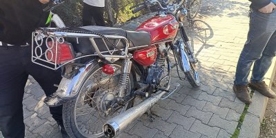 Otomobilin çarptığı motosiklet sürücüsü yaralandı
