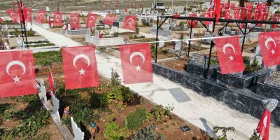 Adana’da deprem mezarlığı Türk bayrakları ile donatıldı