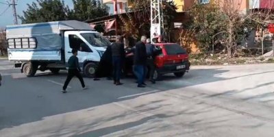 Otomobil ile kamyonet çarpıştı: 1 hafif yaralı