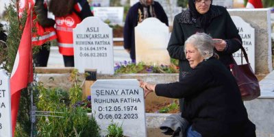 Adana'da mezarlıklarda gözyaşları sel oldu