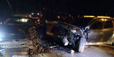 Adana’da otomobiller kafa kafaya çarpıştı: 2 yaralı