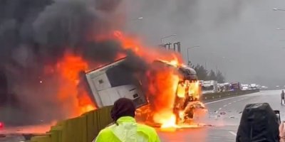 Adana’da otoyolda tır yandı, otobüsteki yolcular tahliye edildi