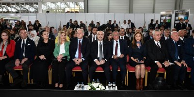 Geri dönüşüm malzemelerinden kıyafet defilesi düzenlediler