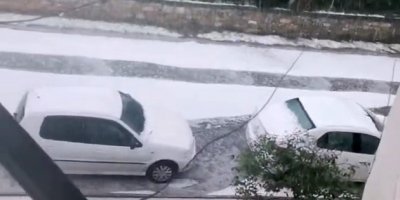 Adana’da dolu sokakları beyaza bürüdü