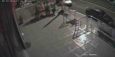 Motosikleti düz kontak yapamadı, hafif ticari aracına yükleyerek çaldı