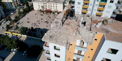 Okulun yanı başındaki yıkım, öğrencileri korkuttu