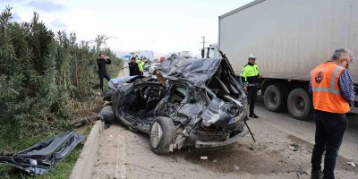 Adana’da otomobil karşı şeride geçip midibüse çarptı: 2 kişi öldü, 14 kişi yaralandı