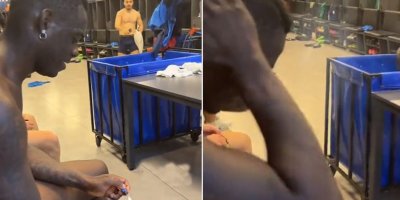Balotelli soyunma odasında yaptığıyla herkesin yüreğini ağzına getirdi