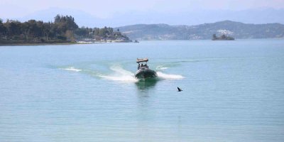 Deniz bisikletiyle gölde mahsur kalan gençleri sualtı polisleri kurtardı