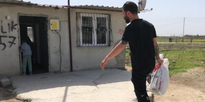 Her gün onlarca aileye yardım kolisi dağıtıyorlar