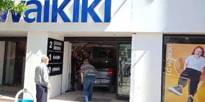 Fren yerine gaza basınca zincir giyim mağazasına daldı