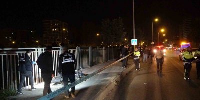 Adana’da feci kaza... Kontrolden çıkan motosiklet kaldırıma çarpıp sürüklendi: 2 kişi öldü