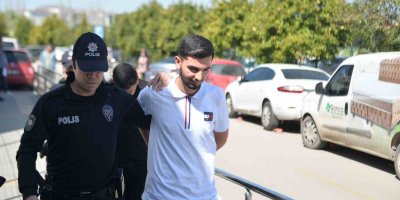Tartıştıkları sürücüyü eşinin yanında dövüp aracını parçalayan şehir eşkıyaları tutuklandı
