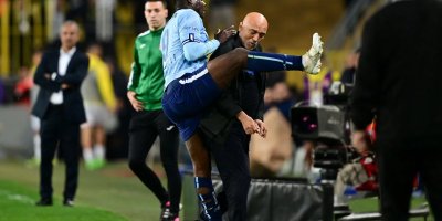 Balotelli ile Hikmet Karaman çarpıştı