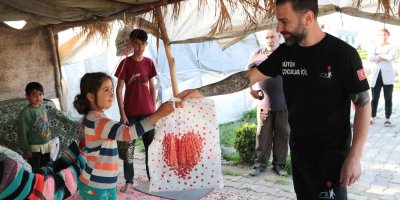 Dezavantajlı binlerce çocuğa bayramlık kıyafet dağıtıldı