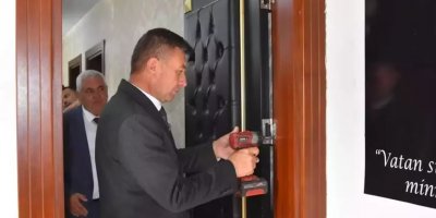 İlk icraatı makam odasının kapısını sökmek oldu