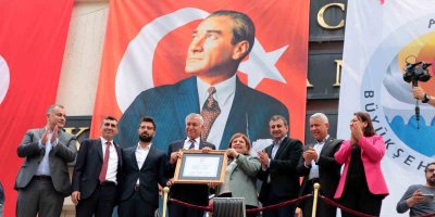 Adana’da yeniden seçilen Zeydan Karalar, mazbatasını aldı