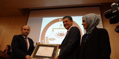 Kozan Belediye Başkanı mazbatasını alıp, mezarlıkta gözyaşlarına boğuldu