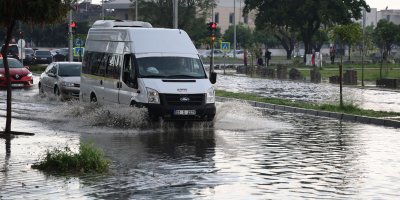 Fındık büyüklüğünde dolu yağdı, vatandaş aracının üzerini kilimle kapattı