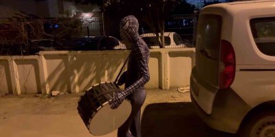 Adanalı Örümcek Adam davul çalarak vatandaşları sahura kaldırdı