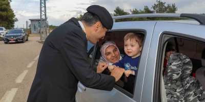 Tümgeneral, uygulamayı denetleyip çocuklara şeker ve hediye verdi