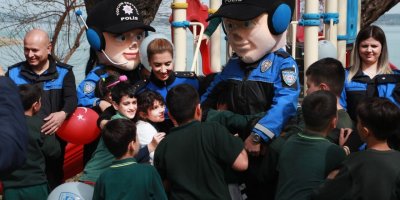 Polisten bayramda çocuklara sürpriz