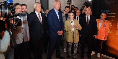 Bakan Ersoy, Adana'da açılan sergileri gezdi