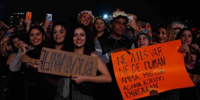 Adanalı hayranları Emircan İğrek’i pankartlarla ağırladı