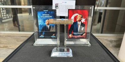 Uzaya gönderilen ilk Atatürk fotoğrafı Adana'da sergileniyor