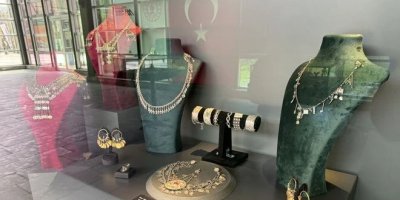 Portakal Çiçeği Karnavalı'nda "Osmanlı'dan Cumhuriyete Takılar" sergisi açıldı