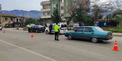 Kozan’da uyuşturucu satmak ve dolandırıcılık suçundan aranan iki kişi yakalandı