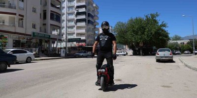 Trafikte gören "robot" sanıyor