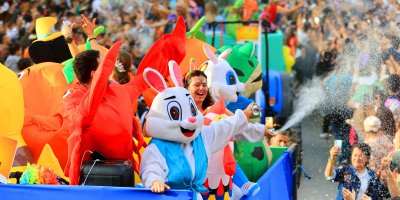 Adana'da karnaval korteji renkli görüntülere sahne oldu