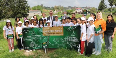 Adana’da okul bahçesine meyve fidanı dikildi