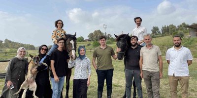 Adana’da üniversite öğrencileri biniciliği eski yarış atlarıyla öğreniyor