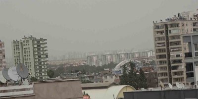 Toz taşınımı Adana’da etkili oldu, araçları toz kapladı