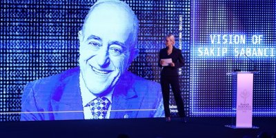 Sakıp Sabancı, 20’nci yıl anma törenine yapay zeka modeliyle mesaj yolladı