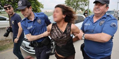 Madde kullanıp hırsızlık için iş yerine giren kadın yakalanınca ortalığı birbirine kattı